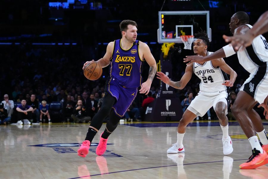 NBA: San Antonio Spurs at Los Angeles Lakers