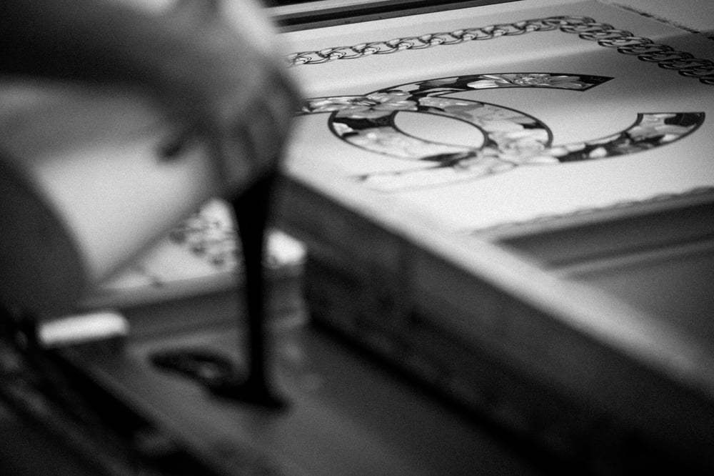 Silk screen printing of a Chanel design at Mantero's atelier. - Copyright Chanel