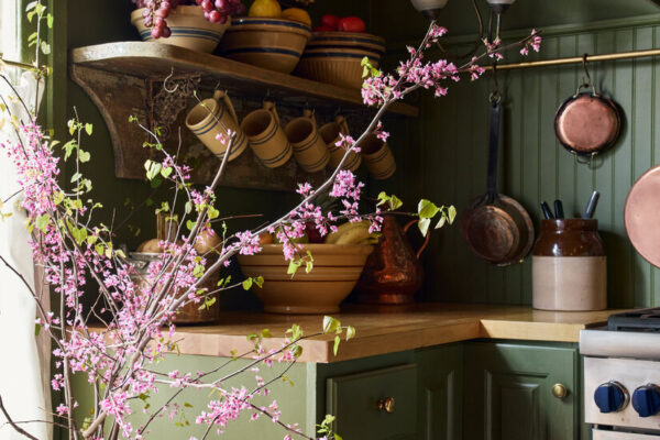 A ‘Romantic Idealist’ Renovates a Derelict House on an Artist’s Budget