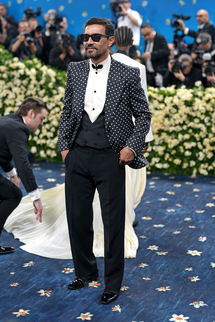 Raúl Ávila is wearing a suit with a polka dot jacket.