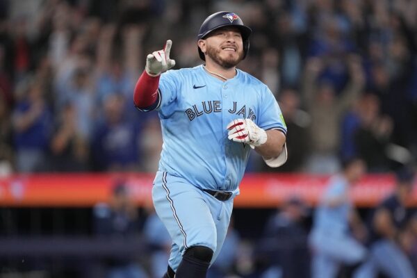Blue Jays complete 6-run comeback, stun Red Sox in walk-off win