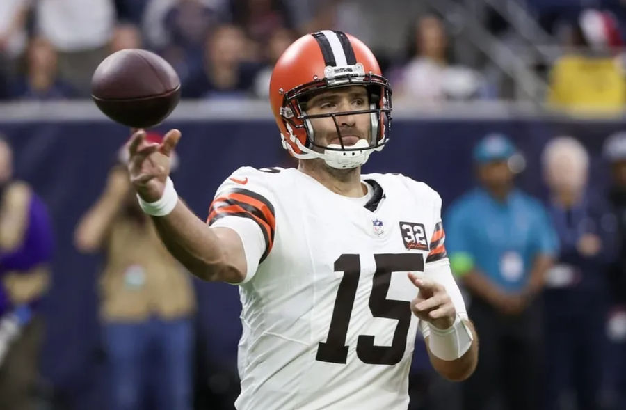 Dec 24, 2023; Houston, Texas, USA; Cleveland Browns quarterback Joe Flacco (15) passes against the Houston Texans in the first quarter at NRG Stadium. credits: Thomas Shea-USA TODAY Sports