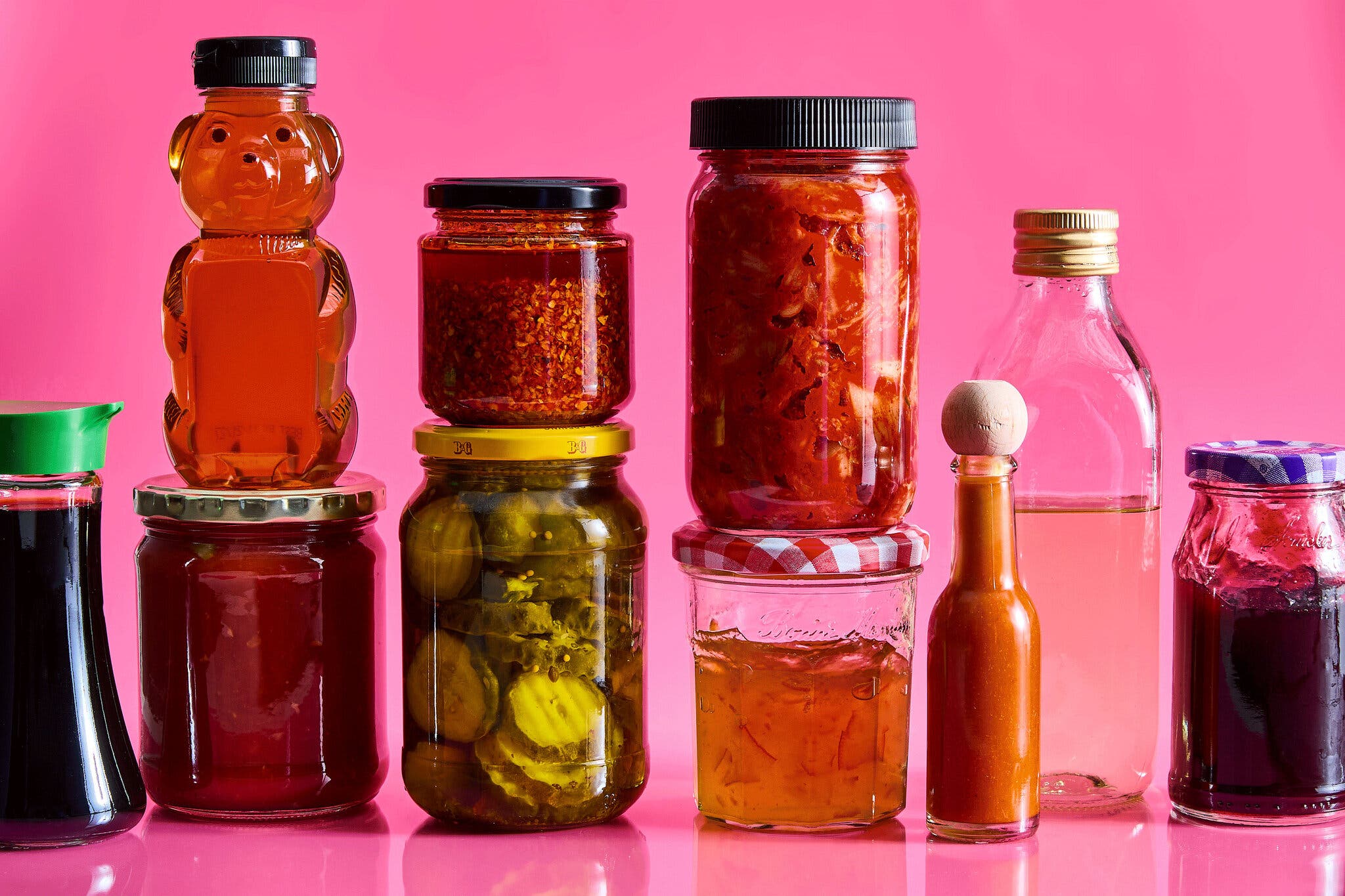 An animated gif of various jars of condiments disappearing and reappearing.