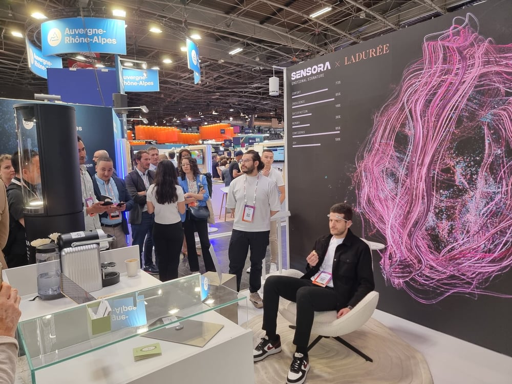 The emotions of a visitor tasting a macaroon are displayed on screen via the Sensora analysis headband.