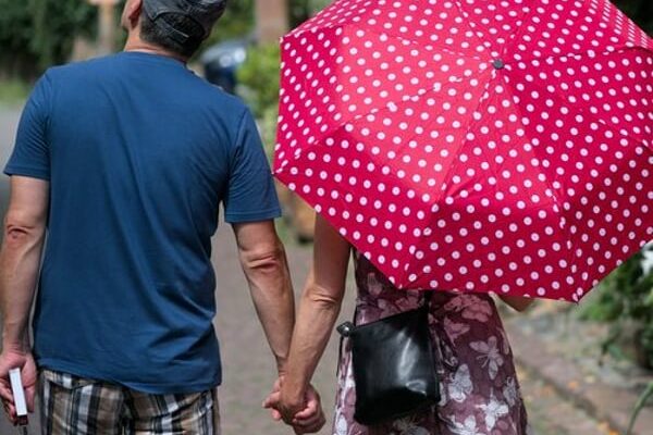 UK retail footfall suffers in heatwave as Britons head to the coast