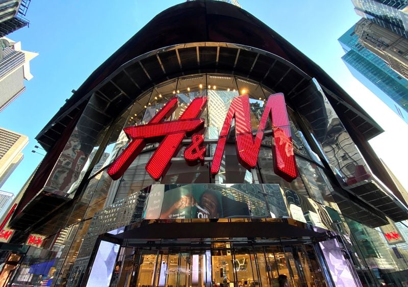 H&M seeks to lure US shoppers as fast-fashion rivals hike prices due to tariffs.