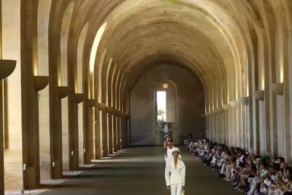 Jacquemus plays the peasant at the Château de Versailles to close Fashion Week