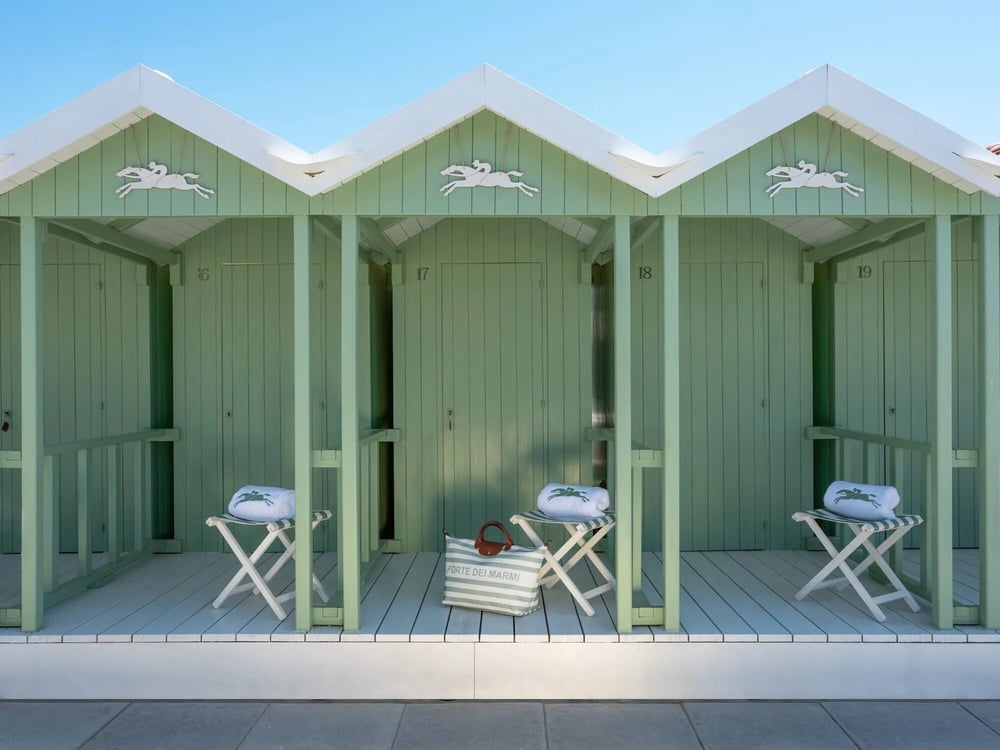 The French bag brand returns to Forte dei Marmi this summer