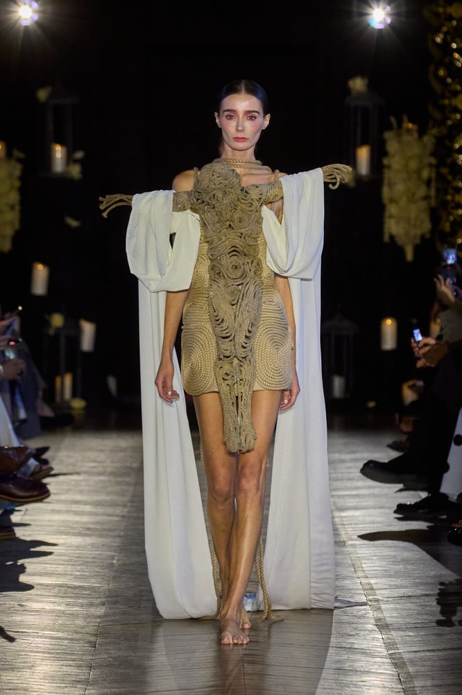 Opening look of the parade of the 'Fervor' collection of the Cordovan firm